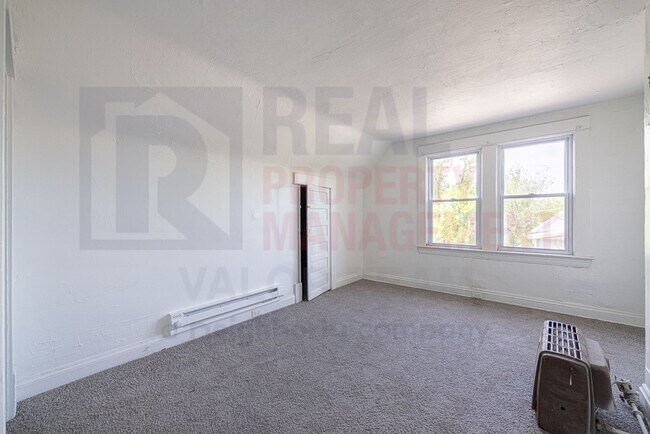 Building Photo - 3353 E 132nd St