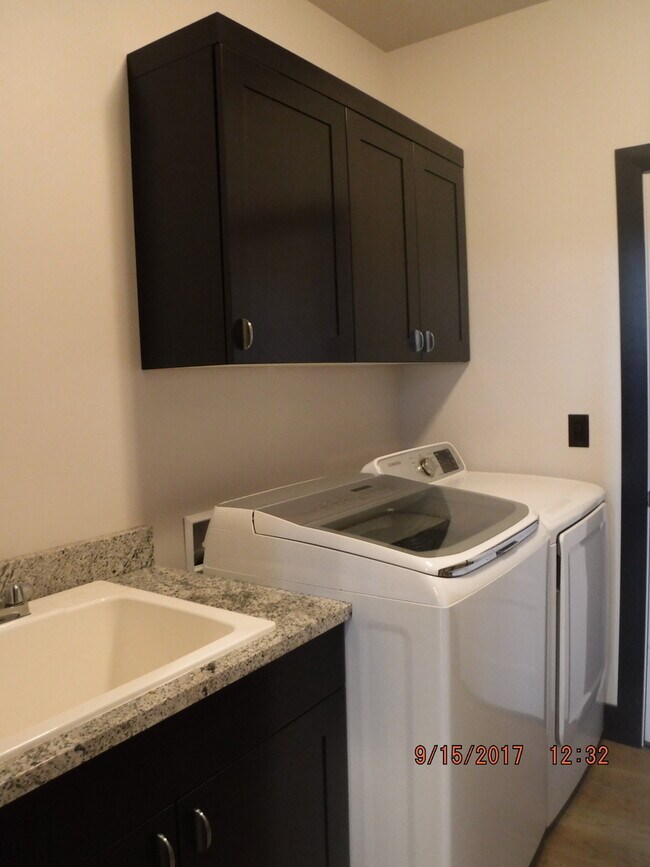 Building Photo - Gorgeous modern 5 bedroom - Minutes from MSU!