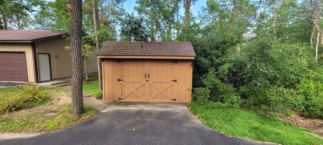 Building Photo - 3 Bedroom 2 Bath Home - Fully Furnished