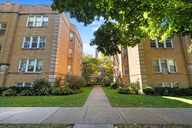 Building Photo - 1725 W Thorndale Ave