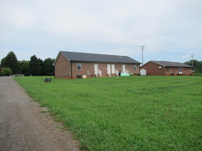 Building Photo - Great Brick Duplex Rental on the Southwest Side of Lincolnton!