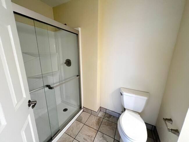 Building Photo - SPACIOUS 2bed/2bath CONDO ON FIRST FLOOR