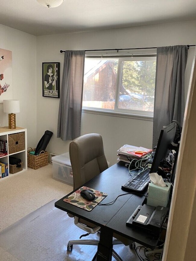 Building Photo - Lovely 3 Bedroom Home with Upgrades Throug...