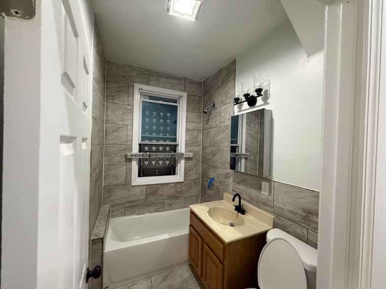 Building Photo - 727 S 10th St