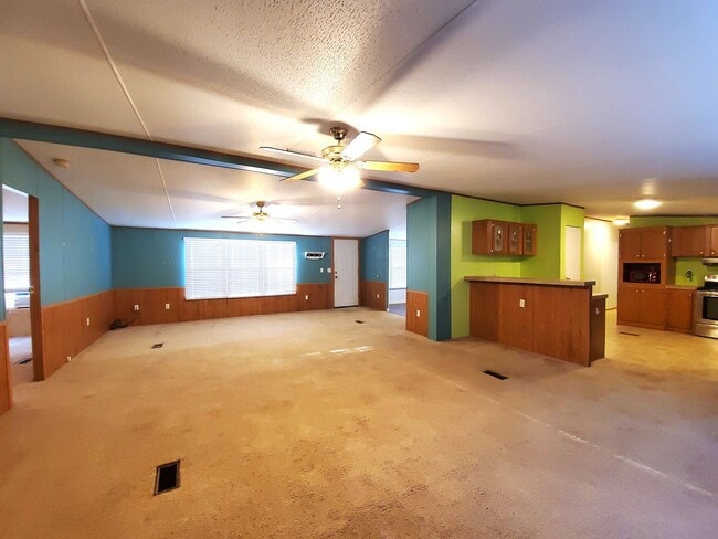 Building Photo - Spacious 4 bedroom with 3 FULL bathrooms n...