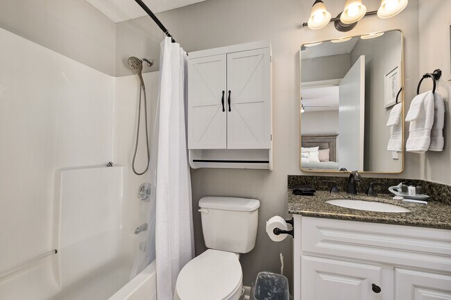 Building Photo - 17642 Front Beach Rd