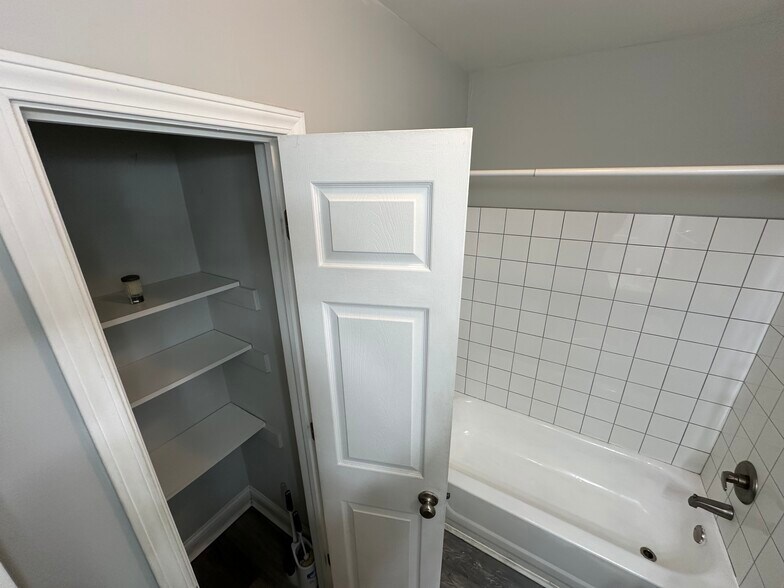 Building Photo - 35 E High St