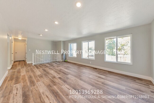 Building Photo - Updated Holladay MAIN floor duplex