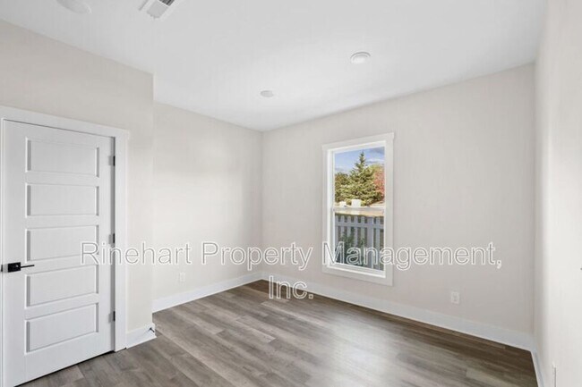 Building Photo - 676 Melville Dr