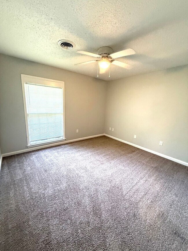 Building Photo - ** 3 Bed 2 Bath located off Eastern Blvd ** call (334) 366-9198 for a self showing