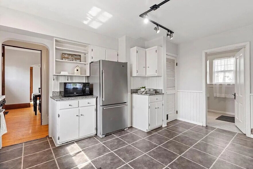 Building Photo - 1115 W 31st St