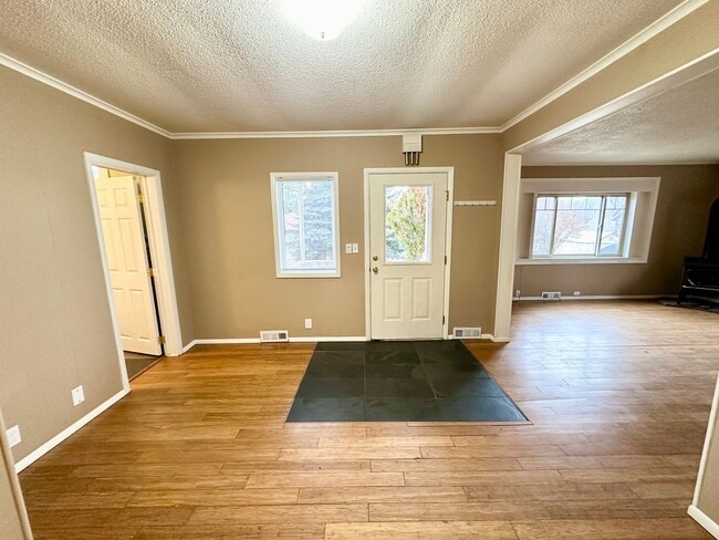 Building Photo - Inviting 3 Bed, 1 Bath Home in Roslyn, Whe...