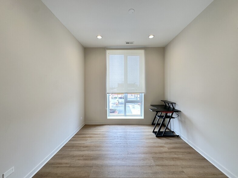 Building Photo - 3207 N Narragansett Ave