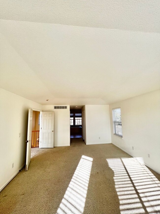 Building Photo - 4 bed, 3 bath Home in Huntington Hills Nei...