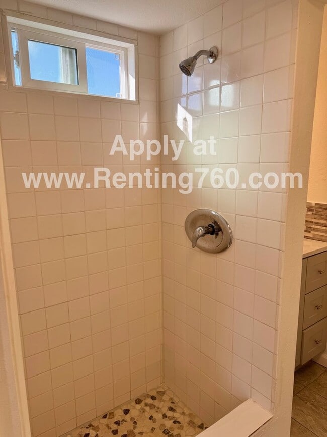 Building Photo - Updated 4 Bed 2 Bath Home!