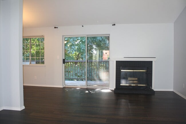 Building Photo - Top Floor 3 bdrm Mill Creek Country Club Condo Rental. Private back deck to nature reserve. Swim ...