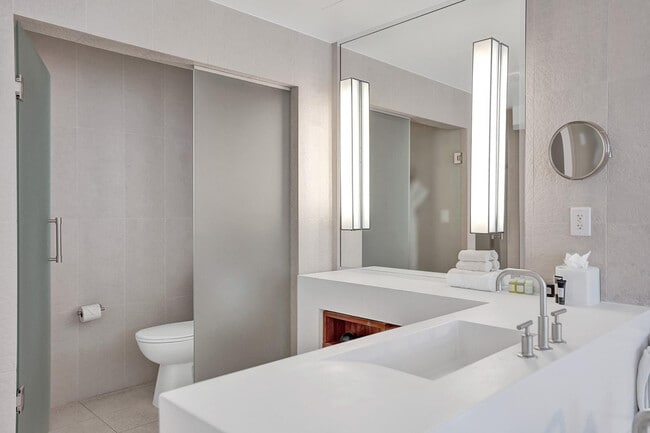 Building Photo - 3101 Bayshore Dr