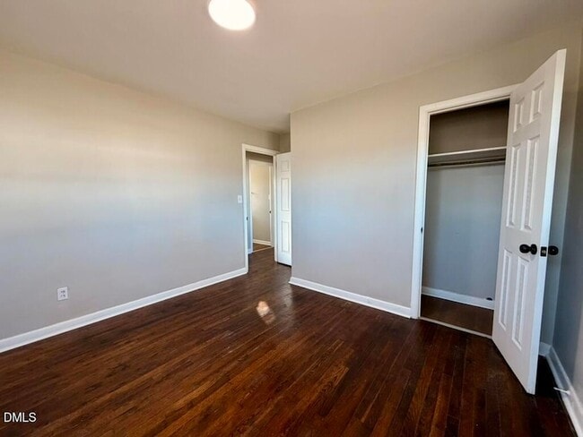 Building Photo - 910 E Divine St