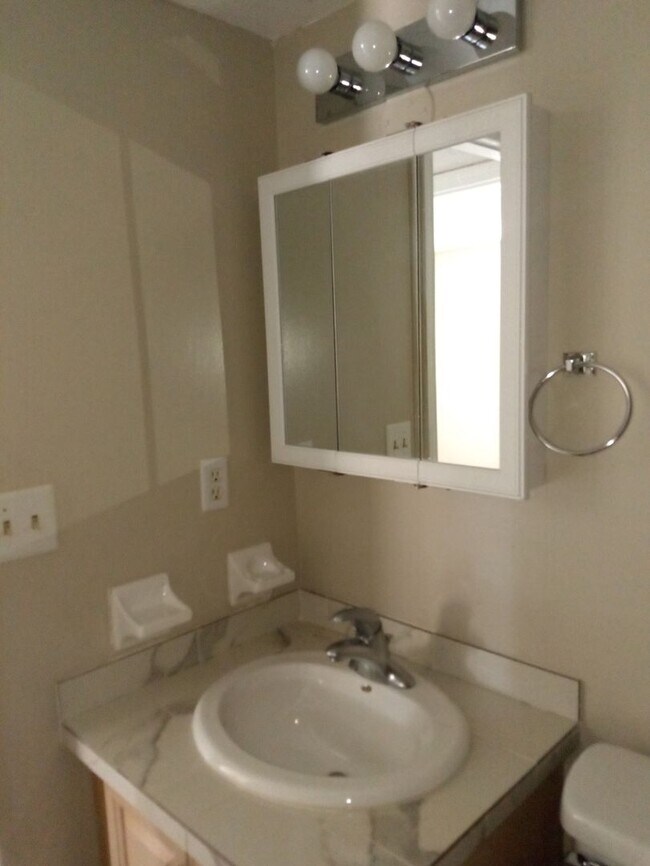Building Photo - Gated Community First Floor 1/1.5 Apartmen...