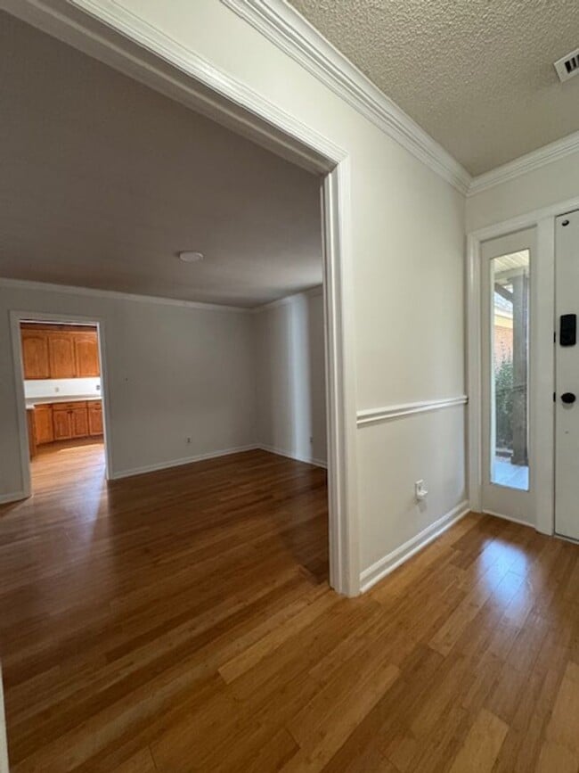 Building Photo - 305 Glen Oak Dr