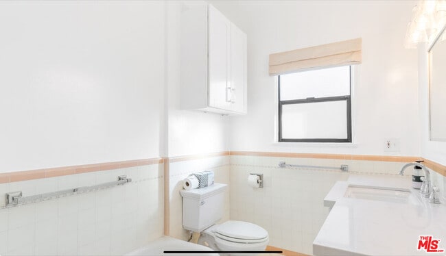 Building Photo - 1125 1/2 Glenville Dr