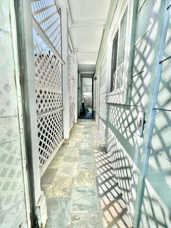 Building Photo - Bottom Unit with Tall Ceilings W/ Backyard