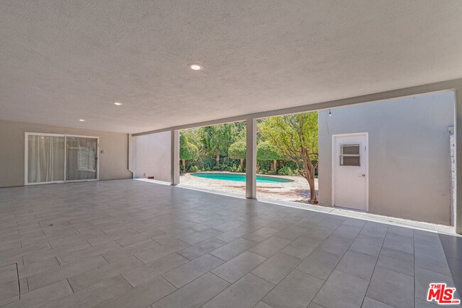 Building Photo - 621 N Bedford Dr
