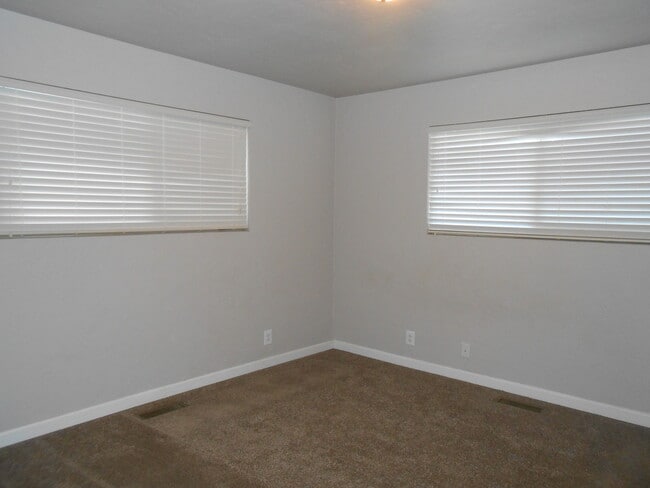 Building Photo - 3 Bedroom Home On Placer, Parking Pad Behi...