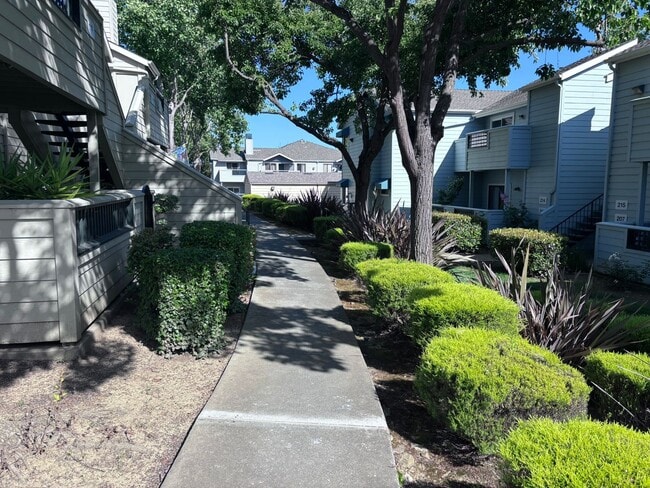 Building Photo - $1900.00-Remodeled 2 Bed 2 Bath, Condo in Glen Cove,(Vallejo) - Downstairs Unit