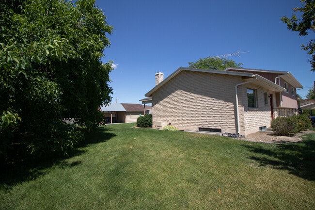 Building Photo - 889 NW 4th Ave