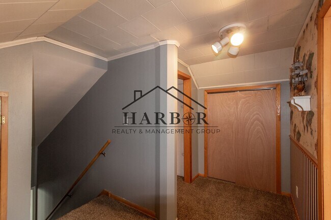 Building Photo - 5th Avenue SE Duplex