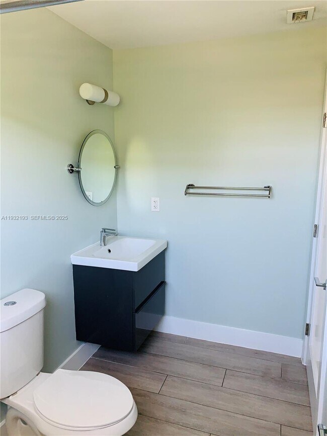 Building Photo - 1100 10th St