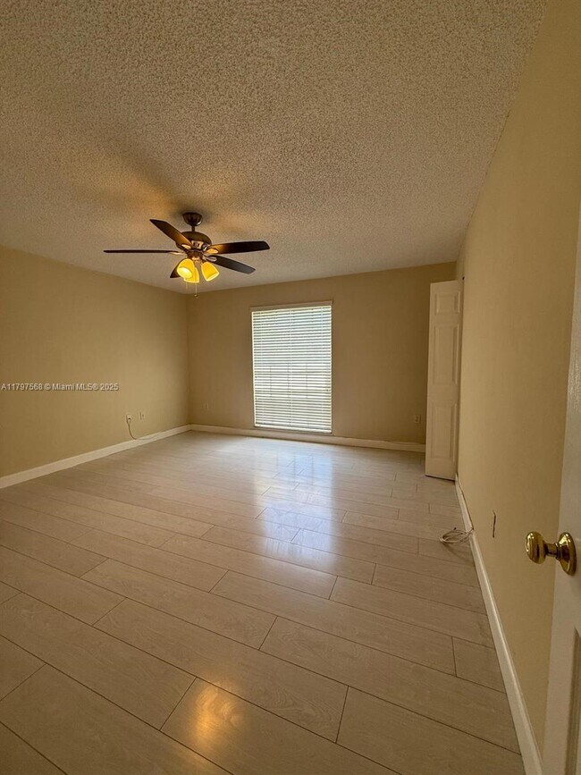 Building Photo - 10814 N Kendall Dr