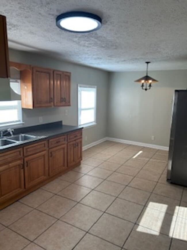 Building Photo - 3 Bedroom, 2 Bathroom Home