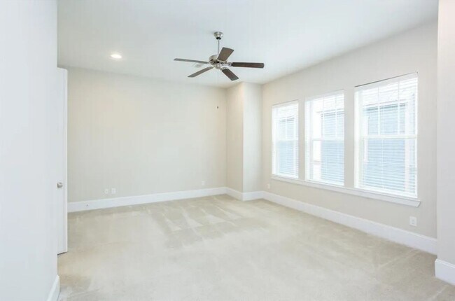 Building Photo - Stunning 3BR/3.5BA David Weekley Former Mo...