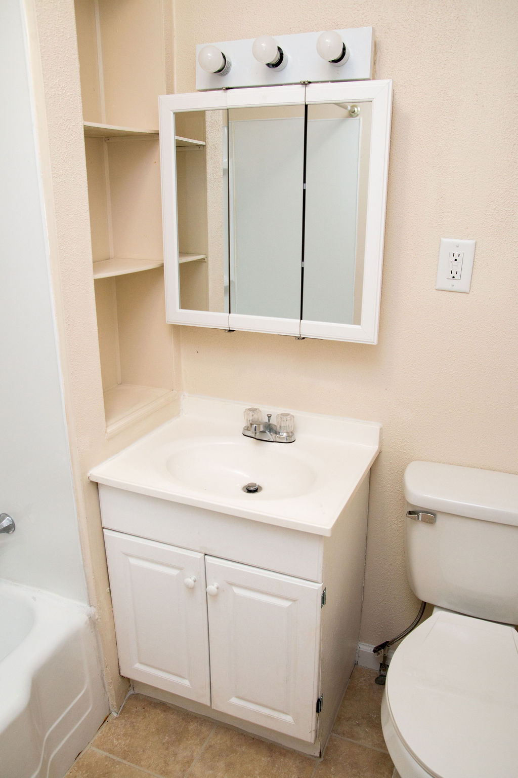 Building Photo - 801 Diamond Ct