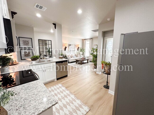 Building Photo - 2117 Luna Dr