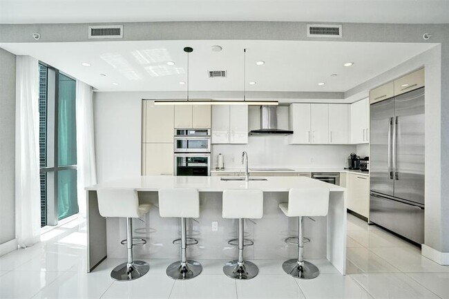 Building Photo - 100 E Las Olas Blvd
