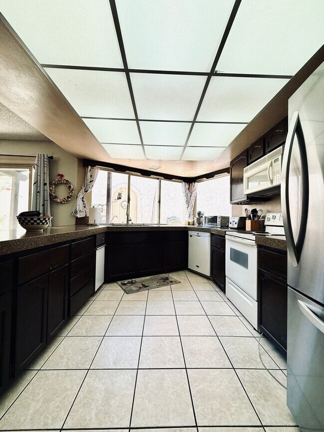 Building Photo - Available August 1st! Beautiful fully furnished single-story home located in the prestigious Span...
