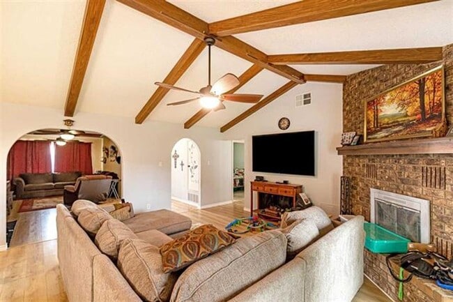 Building Photo - Beautiful 4 Bedroom/2 Bath Home