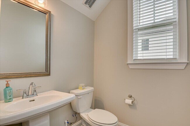 Building Photo - 3207 Wayne Dr