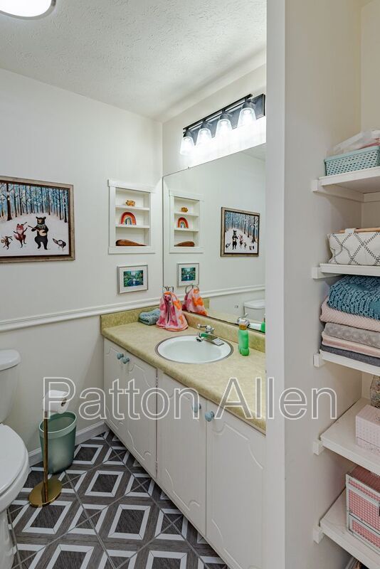 Building Photo - 7 Brookcliff Dr