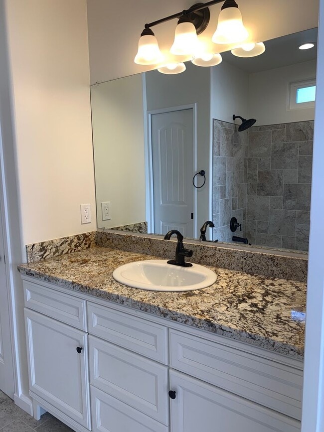 Building Photo - 4740 Hillcrest Ave