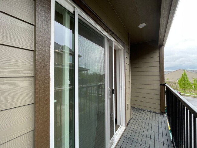 Building Photo - Beautiful, Bight & Modern 2Bd/2.5Ba Townhome in North Bethany! Two car attached garage, In unit l...