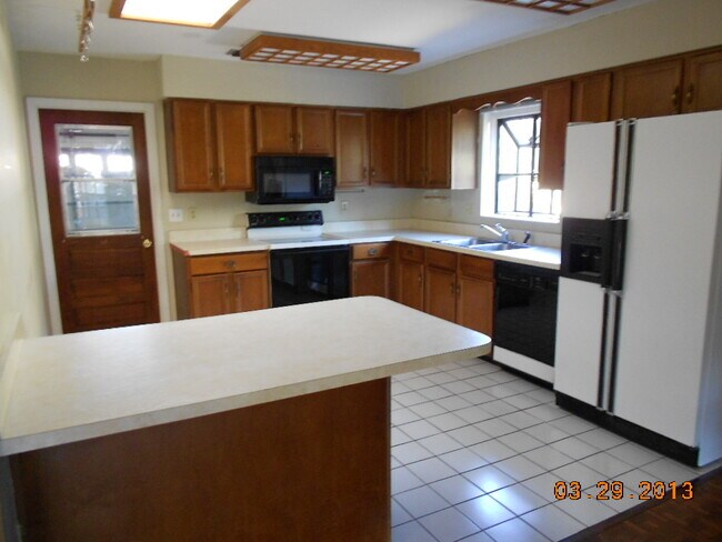 Building Photo - Charming 3/2 Home with Fireplace and 2-Car...