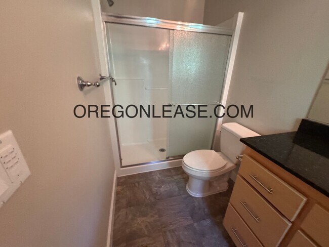 Building Photo - 2 bedroom 2.5 bath townhouse in Cal Young Area