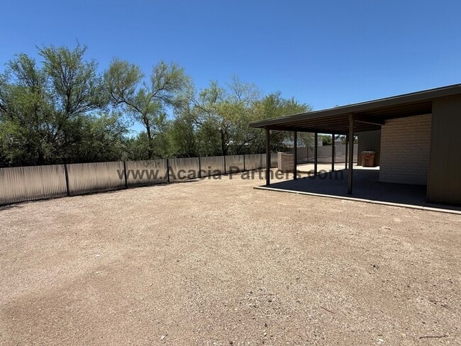 Building Photo - Three Bedroom Home