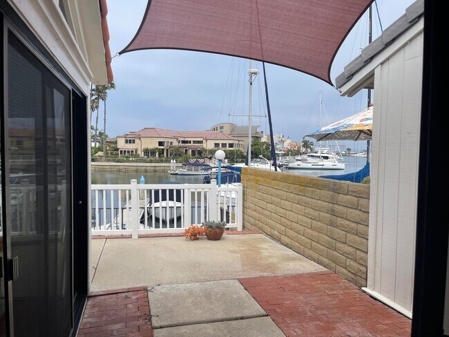 Building Photo - Beautifully Updated Spacious 3 Bed 3 Bath ...