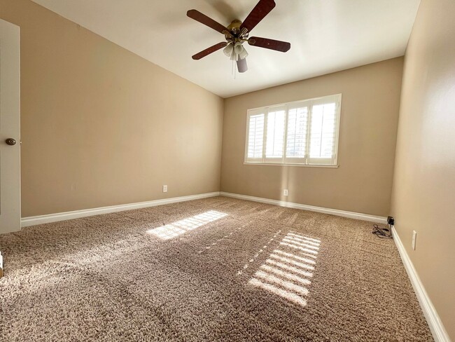 Building Photo - Live in Style in the Heart of Camarillo!