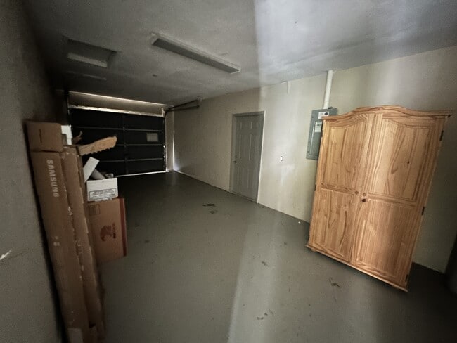 Building Photo - 8 Oak Pass